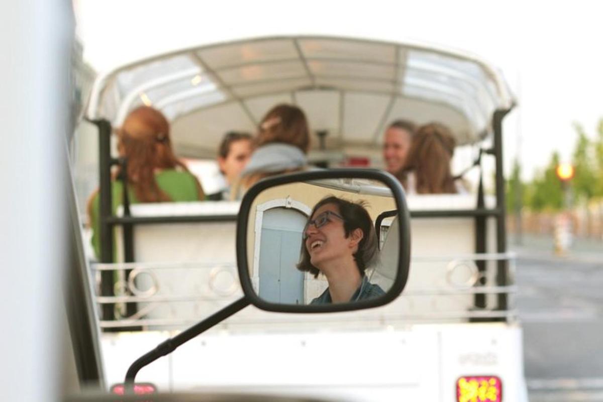 seorang wanita di kaca spion bus