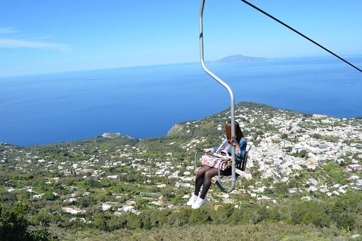 osoba jedoucí na zip line v oblacích