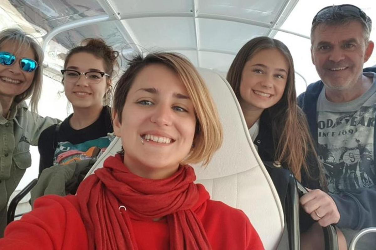 grupė žmonių, sėdinčių autobuse