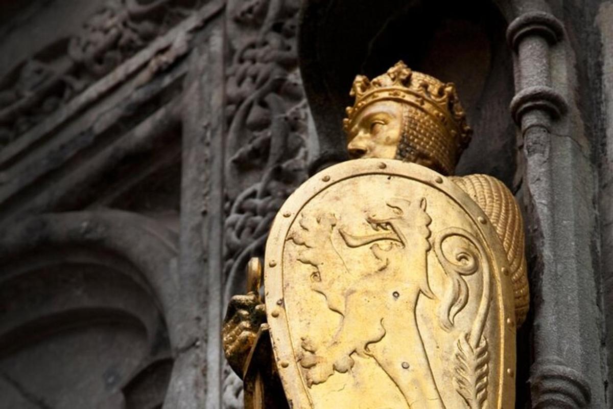 bir binada taçlı altın bir heykel