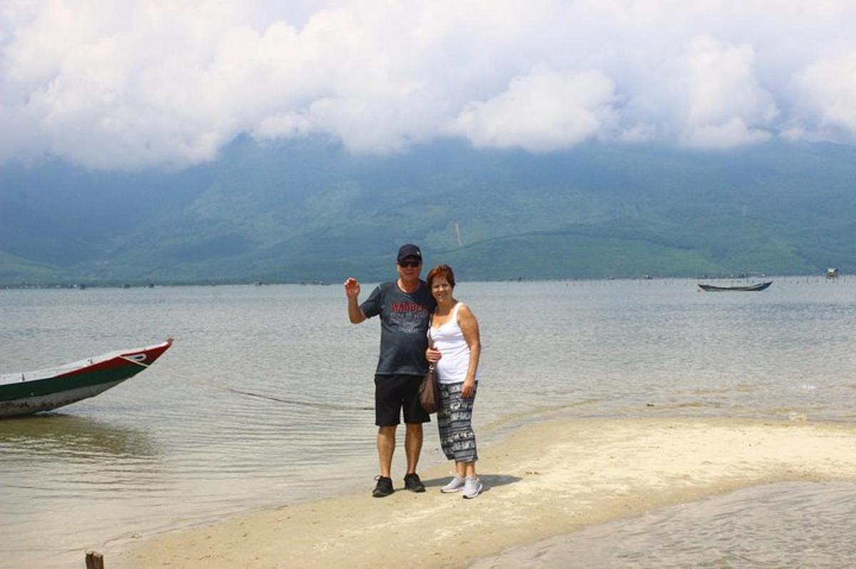 seorang lelaki dan seorang wanita berdiri di pantai