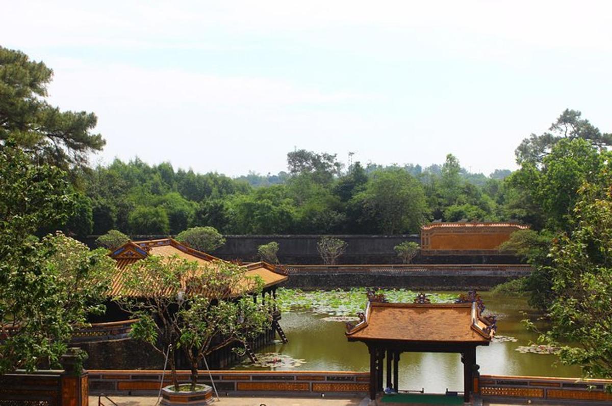 pemandangan taman dengan kolam dan jambatan