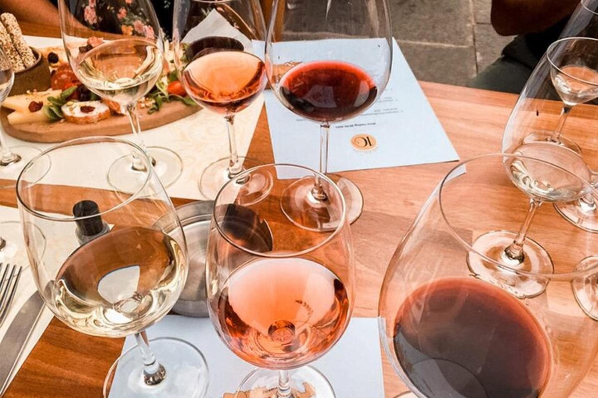 um monte de taças de vinho sobre uma mesa