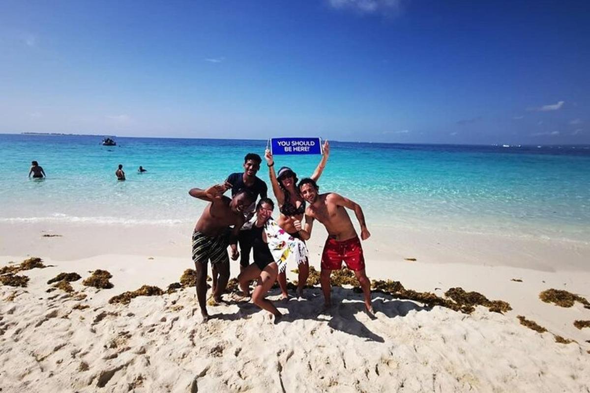 un grup de persones dempeus a la platja