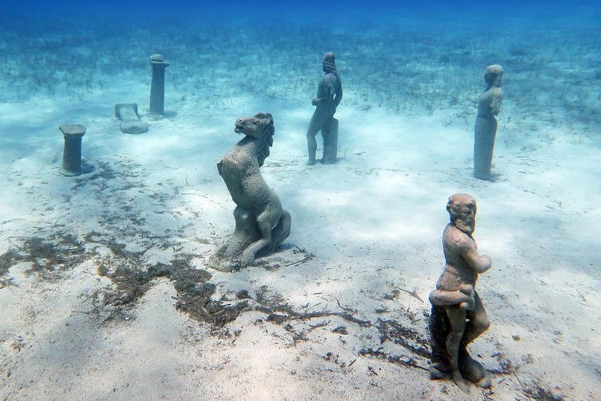 un gruppo di statue sedute nell'acqua