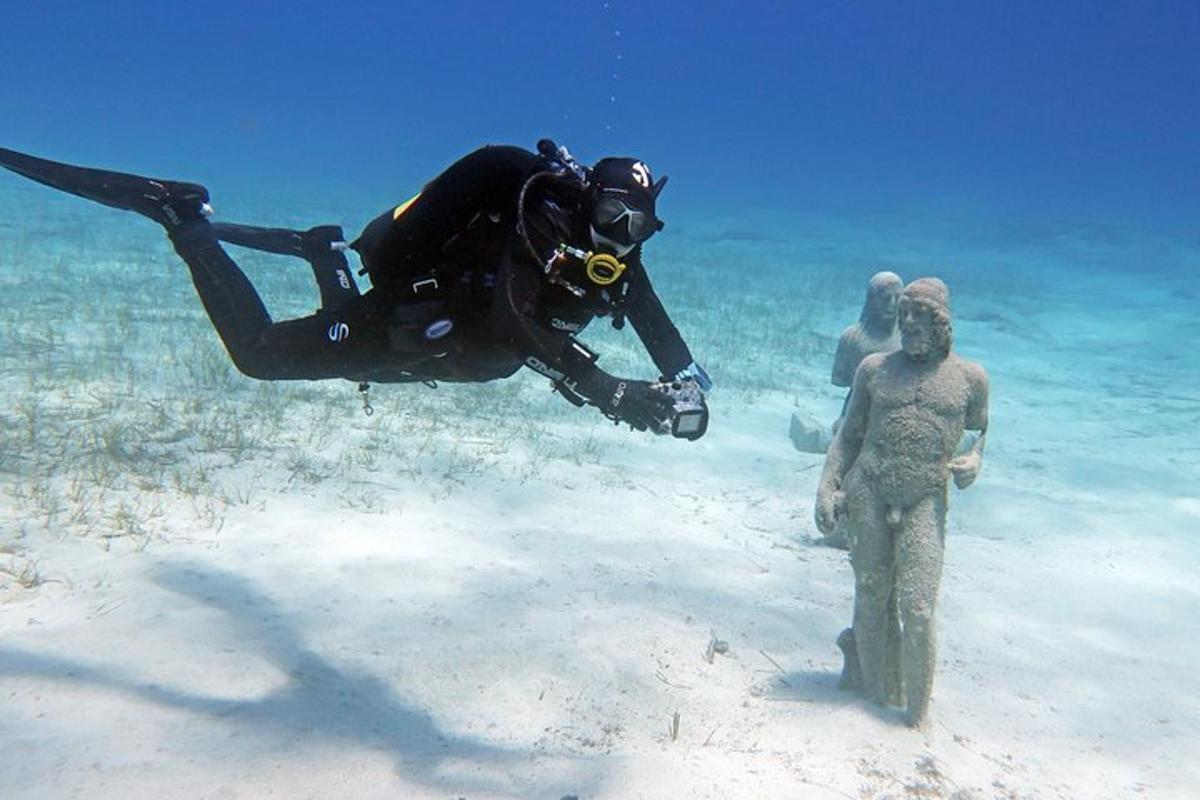 un sub in acqua con un gruppo di persone nell'oceano