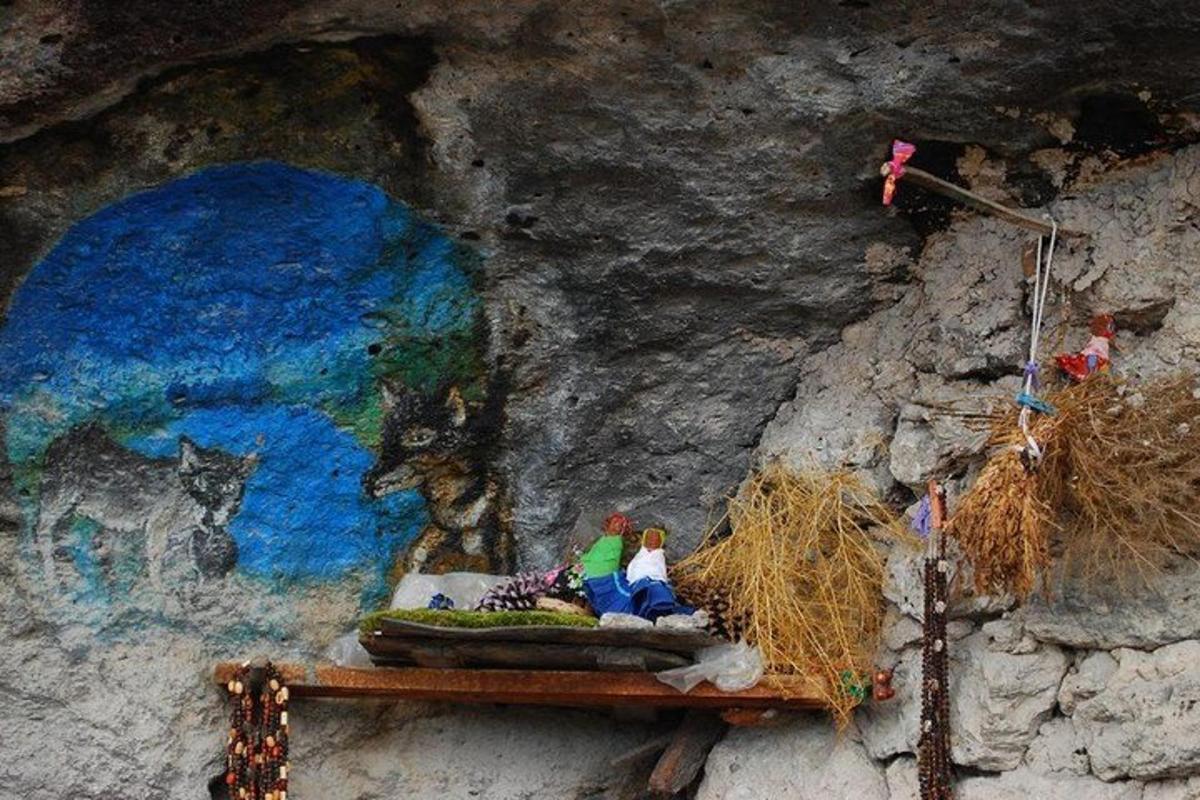 一幅画前的桌子上摆放着一些玩具人偶