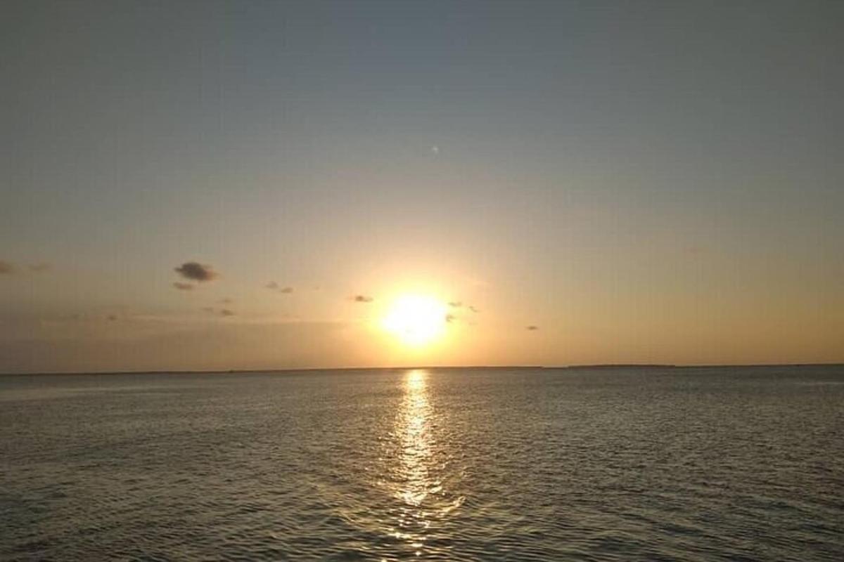 západ slunce nad oceánem se sluncem na obloze