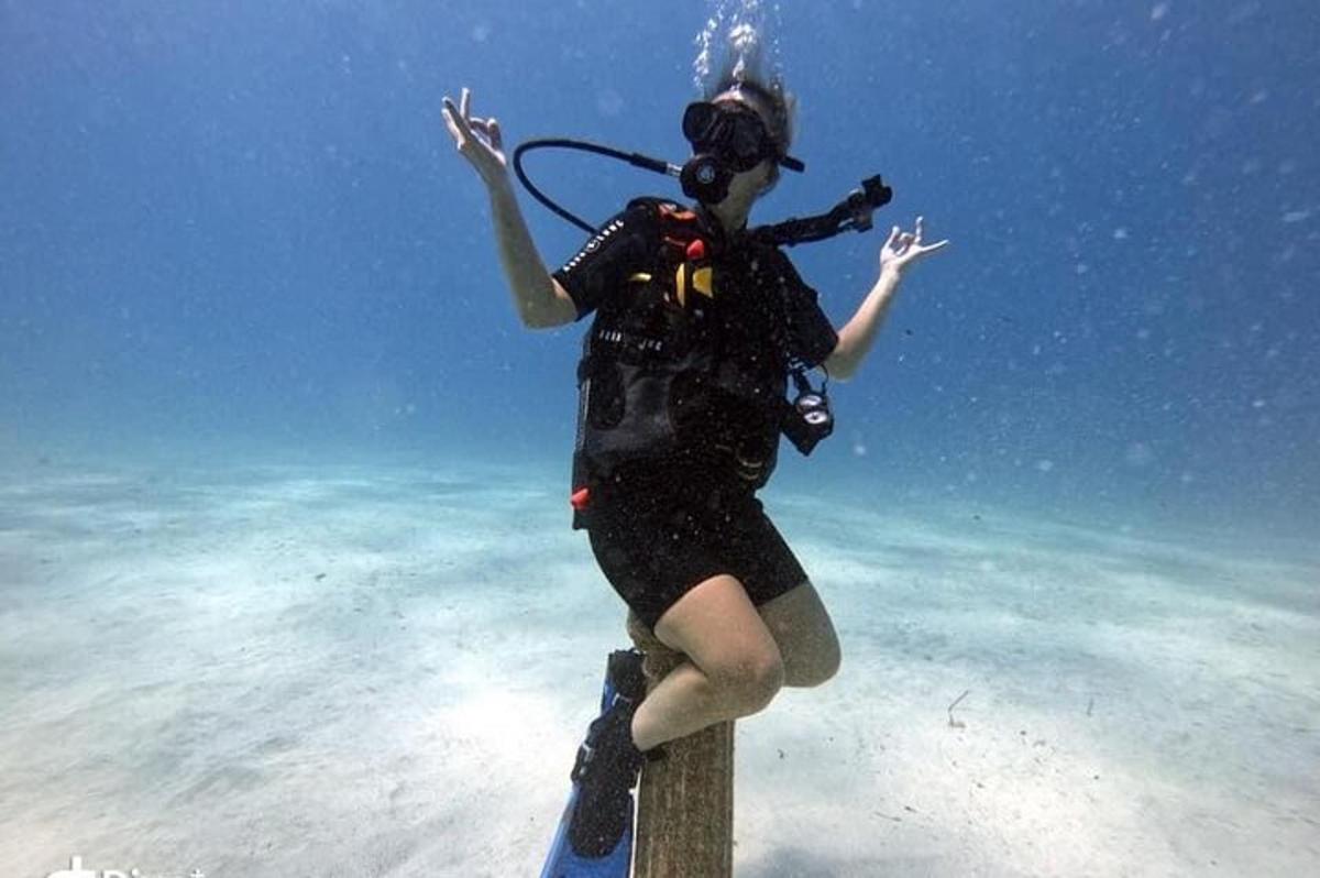 una donna in piedi nell'acqua con le mani in aria