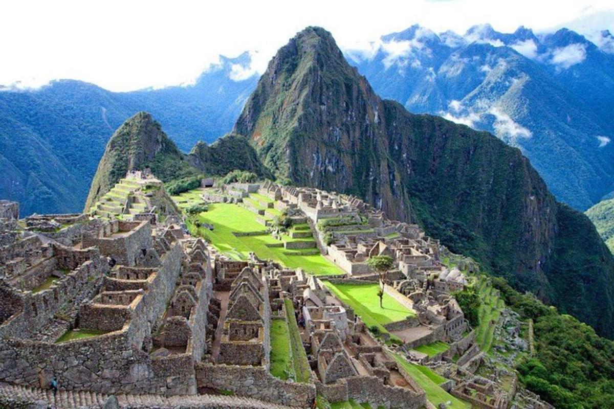 Una vista de Machu Picchu con montañas al fondo.