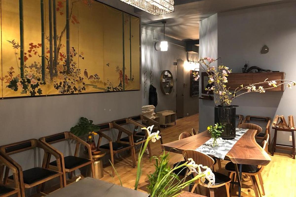 một nhà hàng có bàn ghế và một bức tranh trên tường