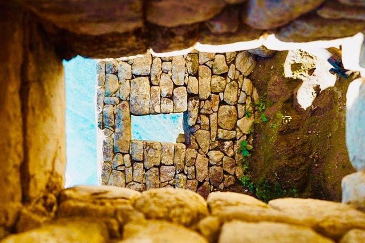 un muro de piedra junto a un montón de rocas