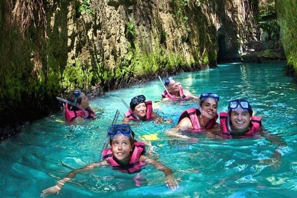 isang grupo ng mga taong lumalangoy sa isang ilog