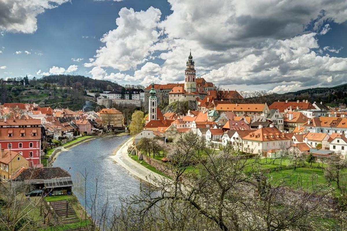 pohled na město s řekou a budovami