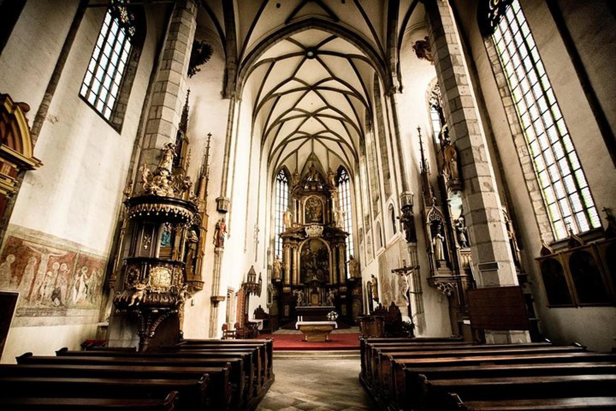 una grande chiesa con banchi e un grande altare