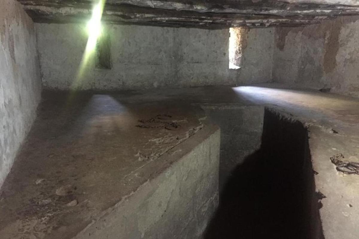 una stanza buia con un fascio di luce in un edificio