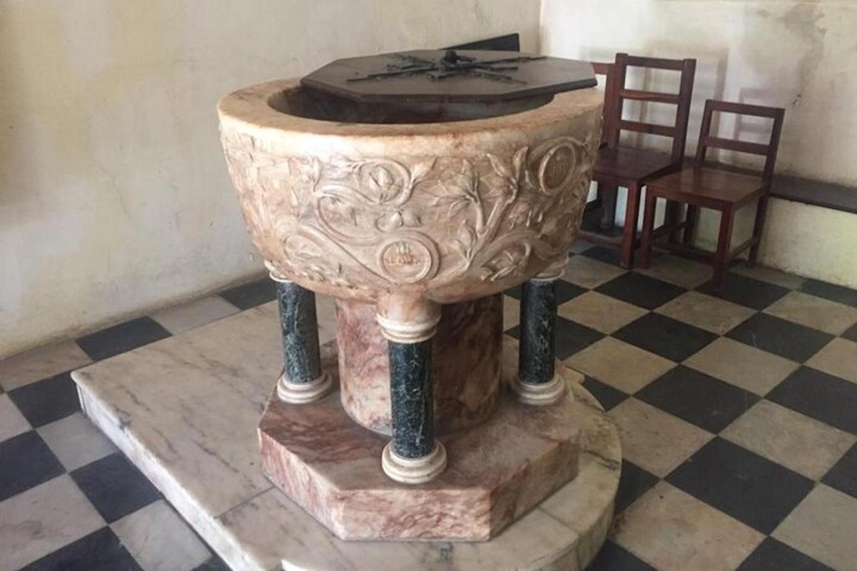 un vaso appoggiato su un tavolo in una stanza