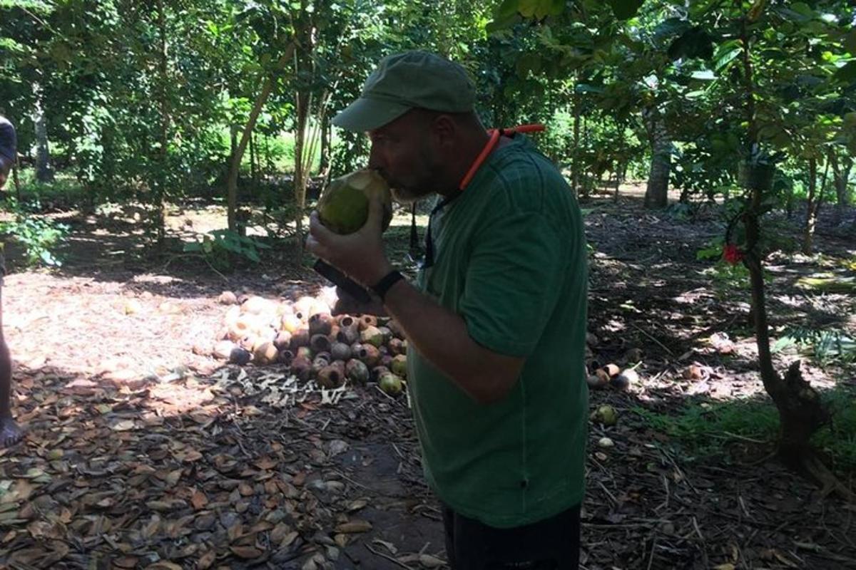 un uomo che mangia una mela nel bosco