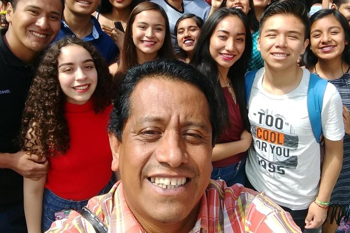 un gruppo di persone che posano per una foto