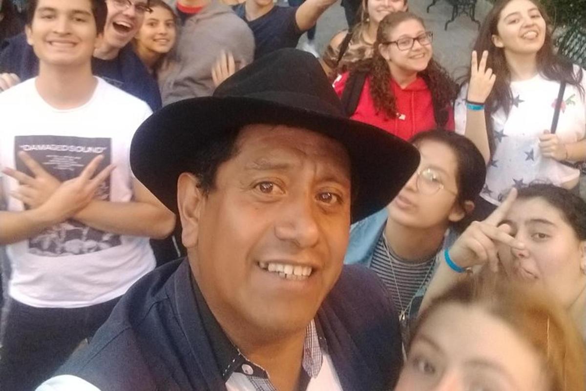 un uomo che indossa un cappello in mezzo a una folla di persone