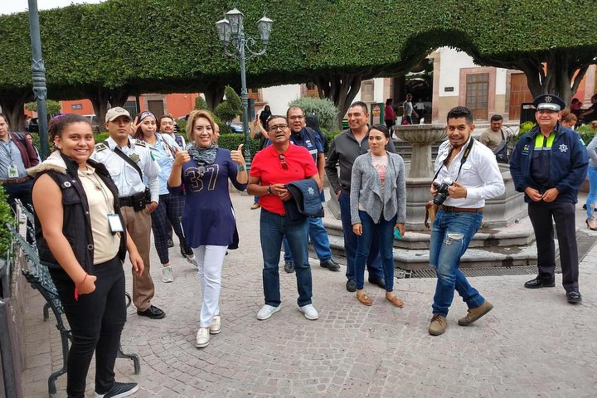 un gruppo di persone che camminano lungo una strada