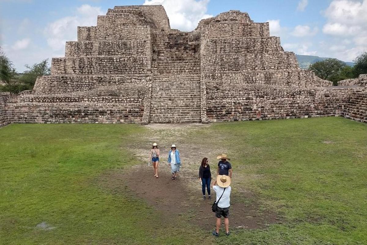 ihmisryhmä kävelee pyramidin edessä
