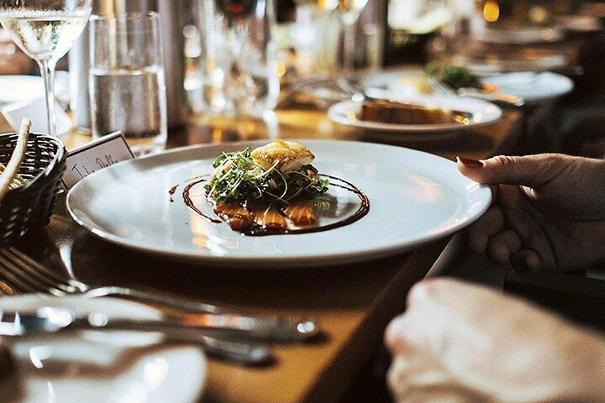 un piatto di cibo su un tavolo in un ristorante