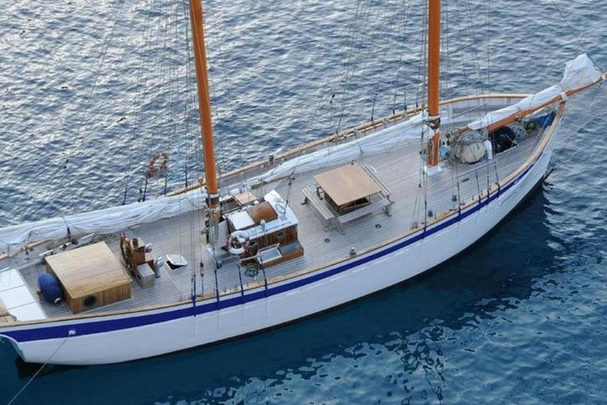 una barca bianca seduta nell'acqua