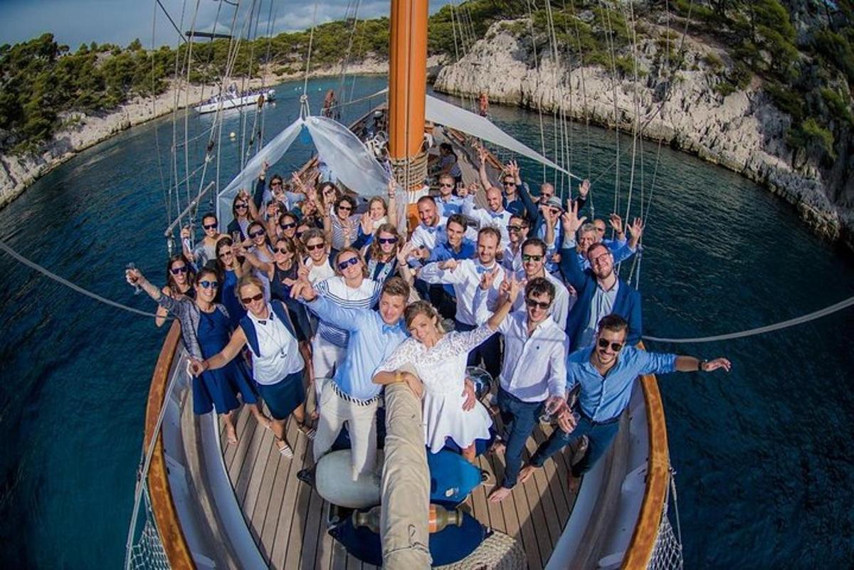 un gruppo di persone su una barca in acqua