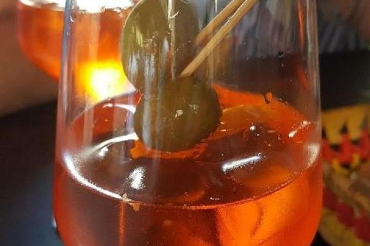 en drink med en grønn sylteagurk i et glass