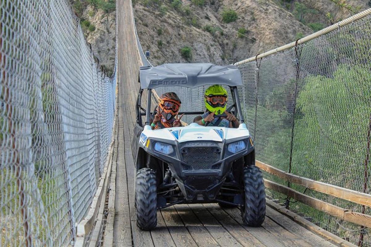 due persone in quad su un ponte