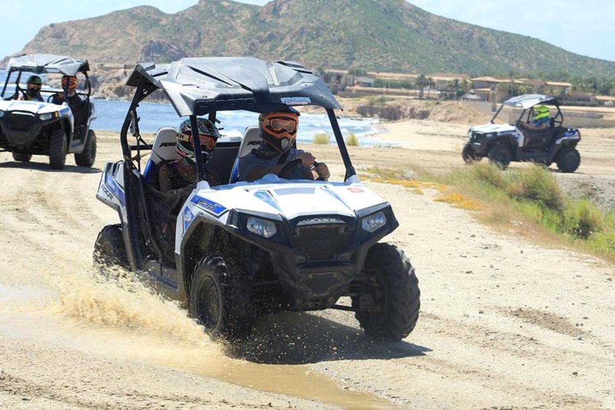 due persone in sella a quad su una strada sterrata