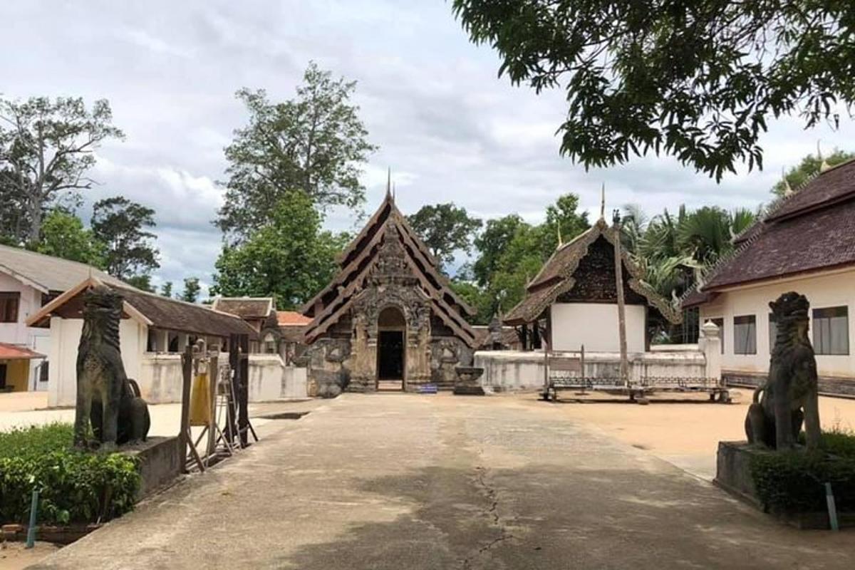 sebuah bangunan dengan pintu pagar di hadapannya