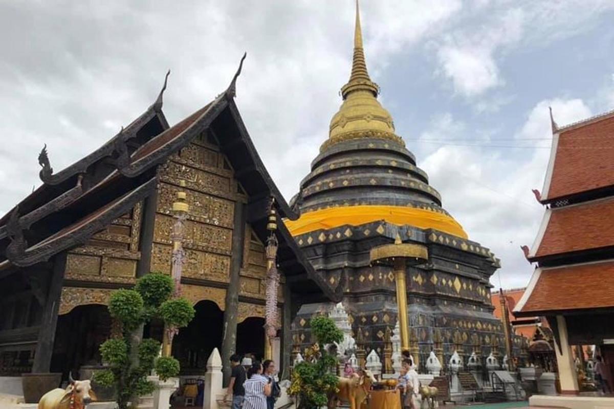 sebuah bangunan besar dengan latar belakang pagoda