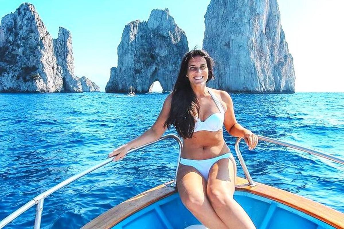 kobieta w bikini na łódce w wodzie