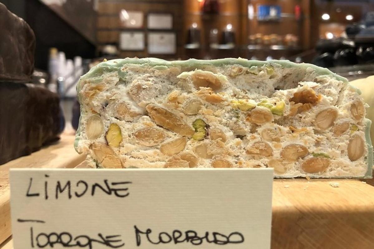 un pastís a sobre d'una taula amb un rètol