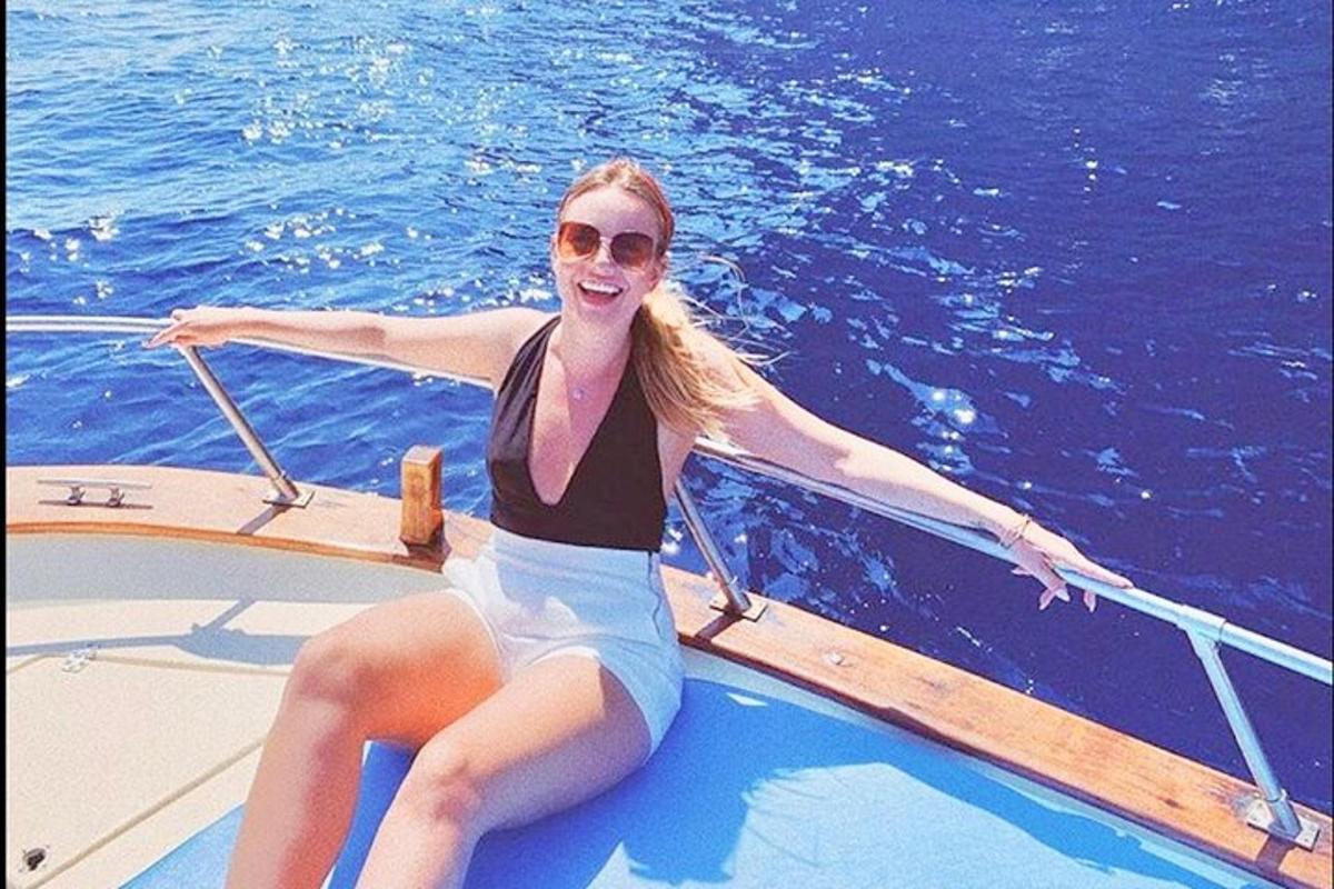 een vrouw zittend op een boot in het water