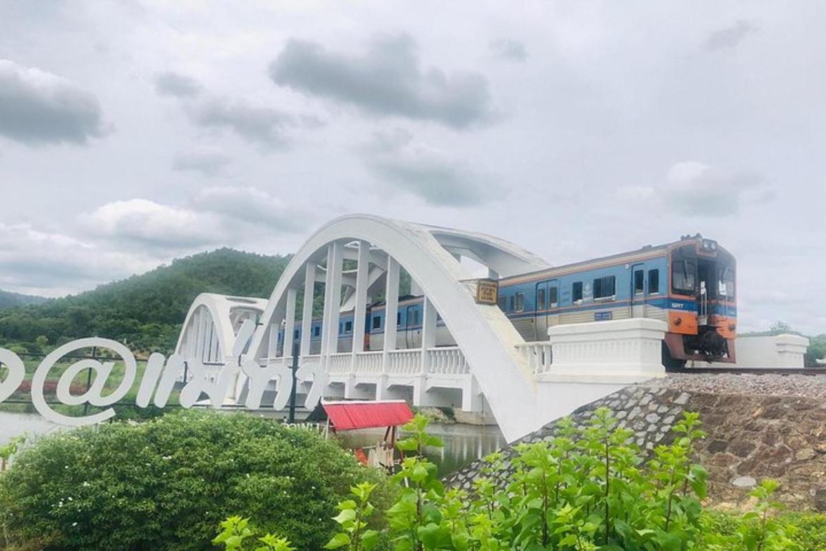 kereta api di atas jambatan dengan kereta api di atasnya