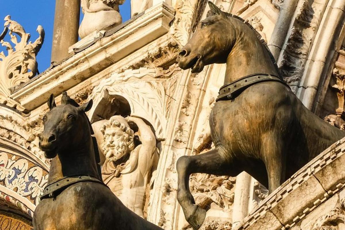 una estàtua de dos cavalls al costat d'un edifici