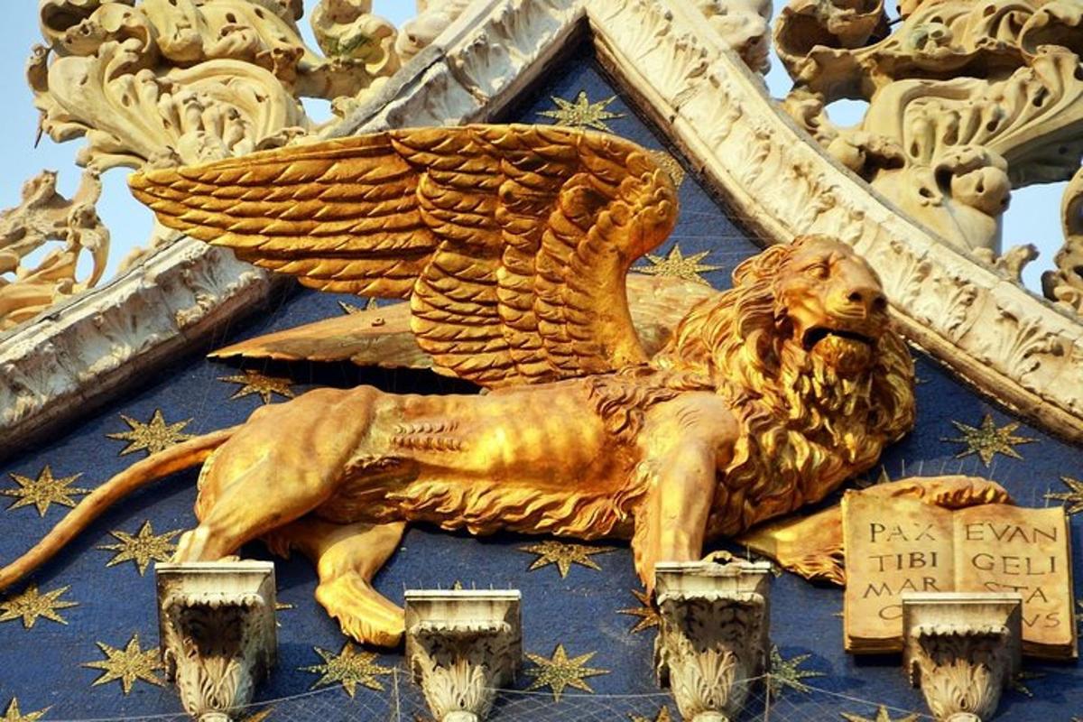 un leone dorato sul lato di un edificio