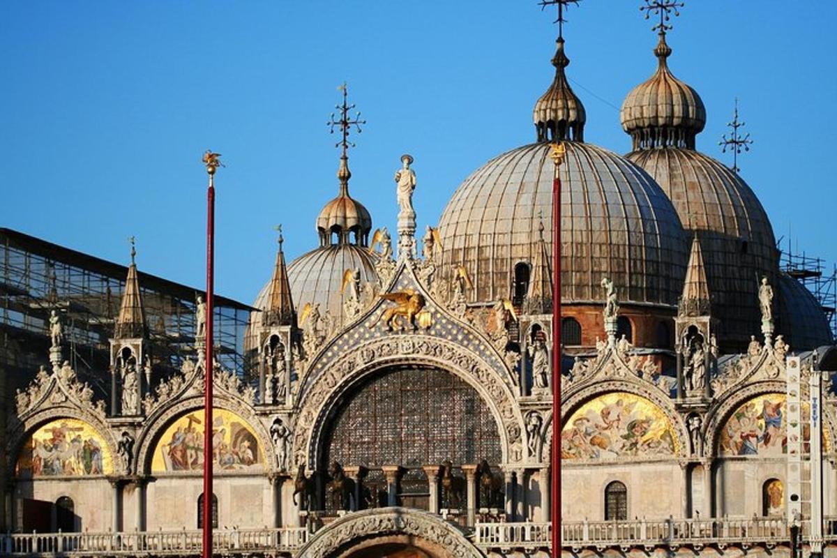 un grande edificio con delle cupole in cima