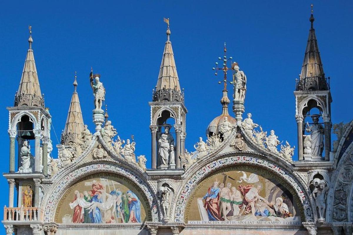 un edificio con statue in cima