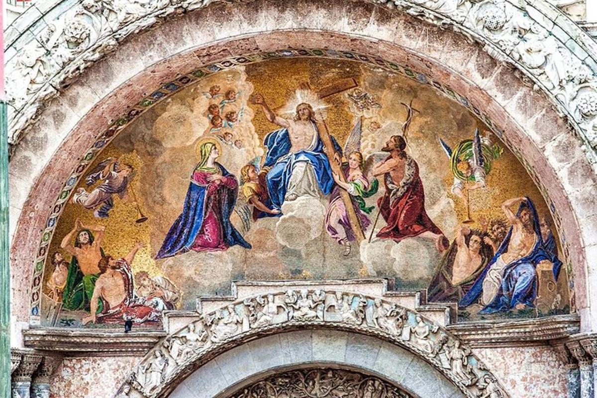 un mural al lateral d'un edifici amb una pintura