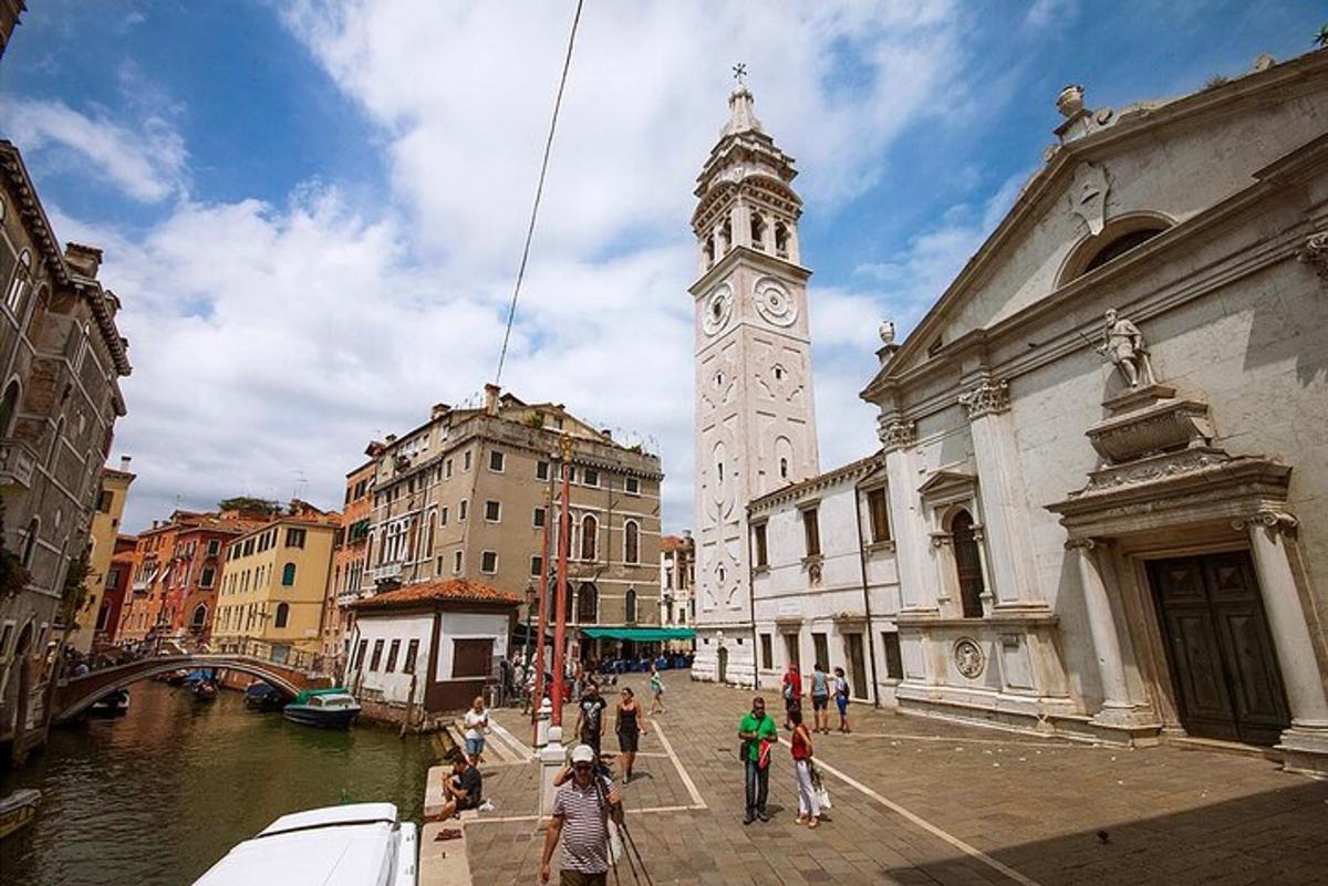una torre dell'orologio nel mezzo di una città