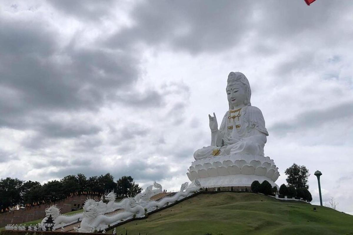 o statuie albă mare așezată pe vârful unui câmp