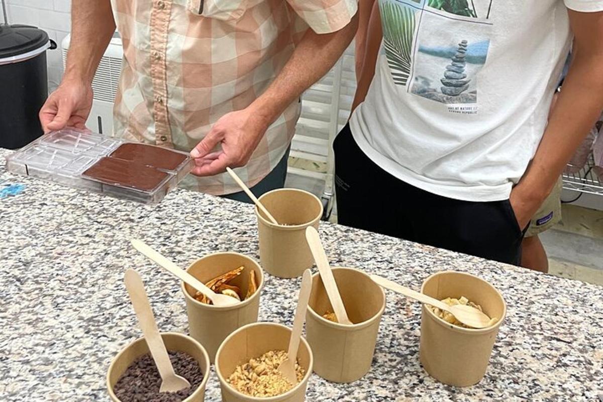 一个人站在柜台上，手里拿着一些食物