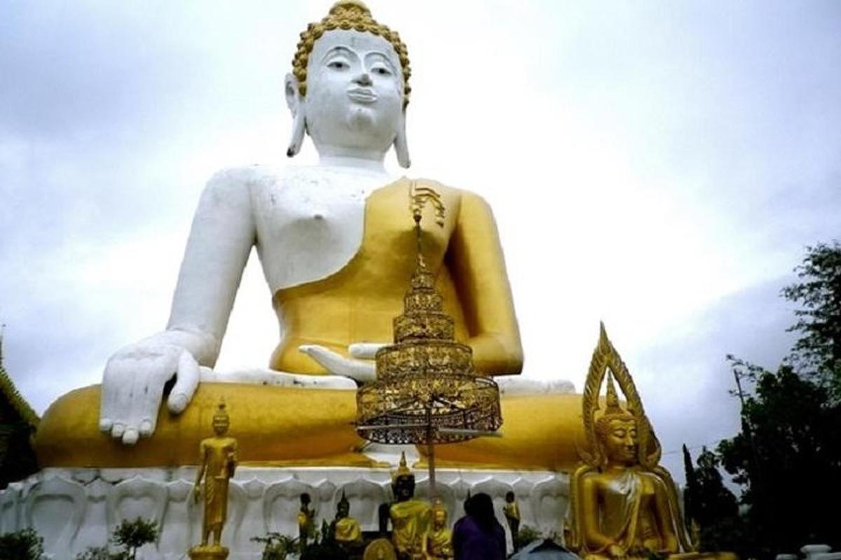 en stor gyllen statue av en buddha