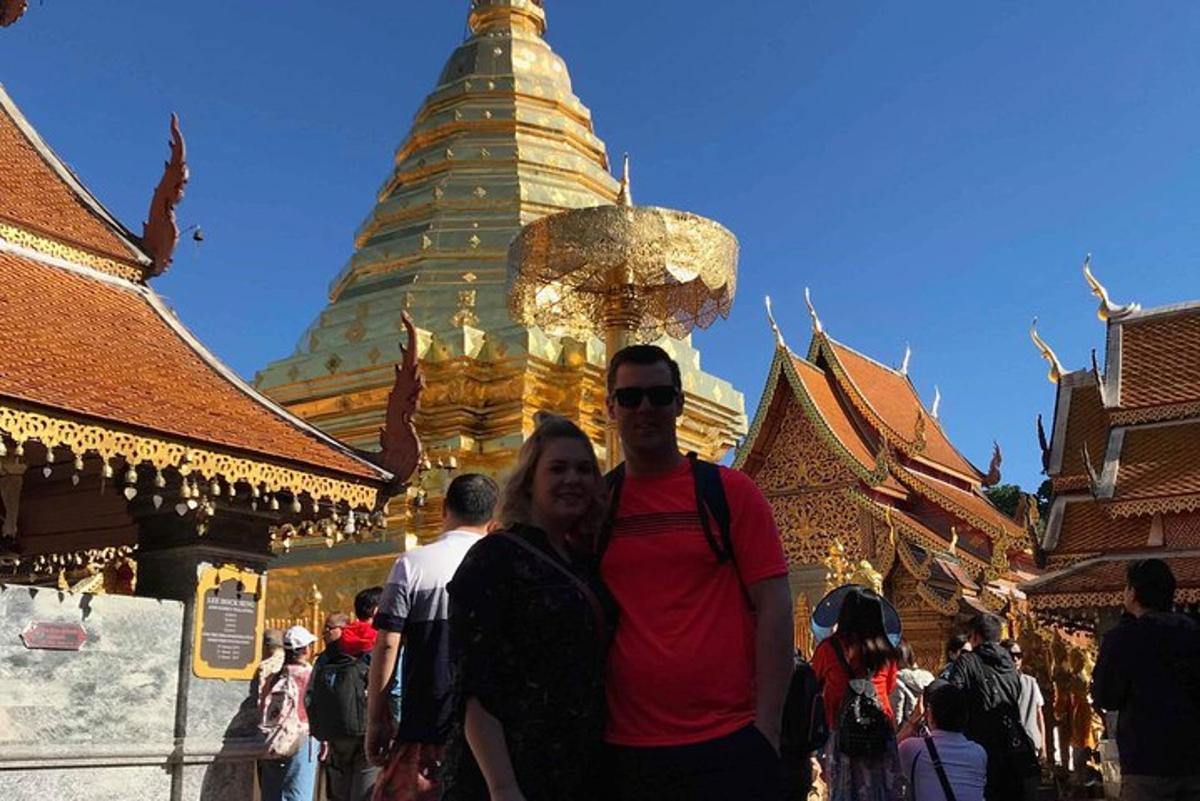 ein Mann und eine Frau stehen vor einer Pagode