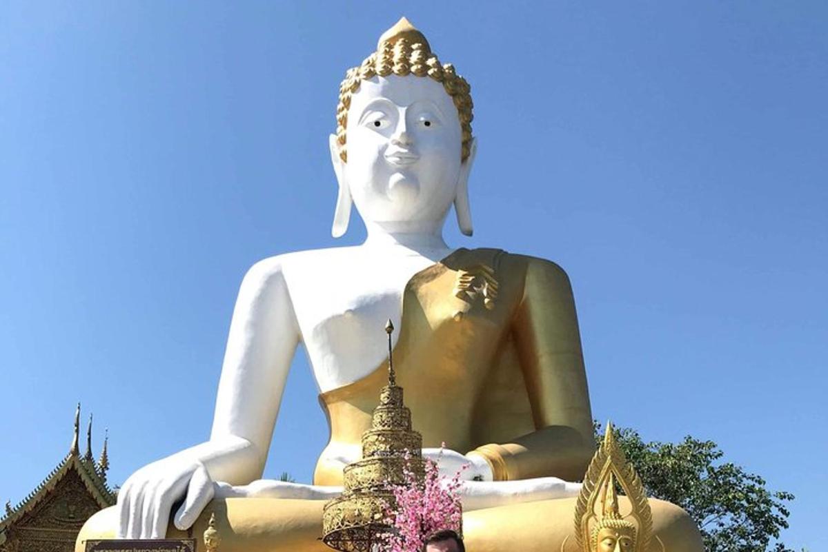 una grande statua dorata di un buddha