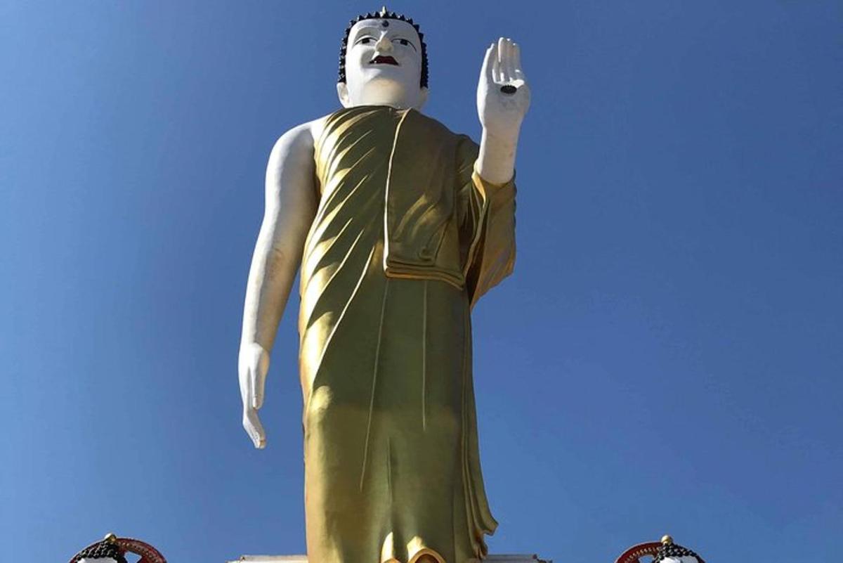 una statua di un uomo in abito verde